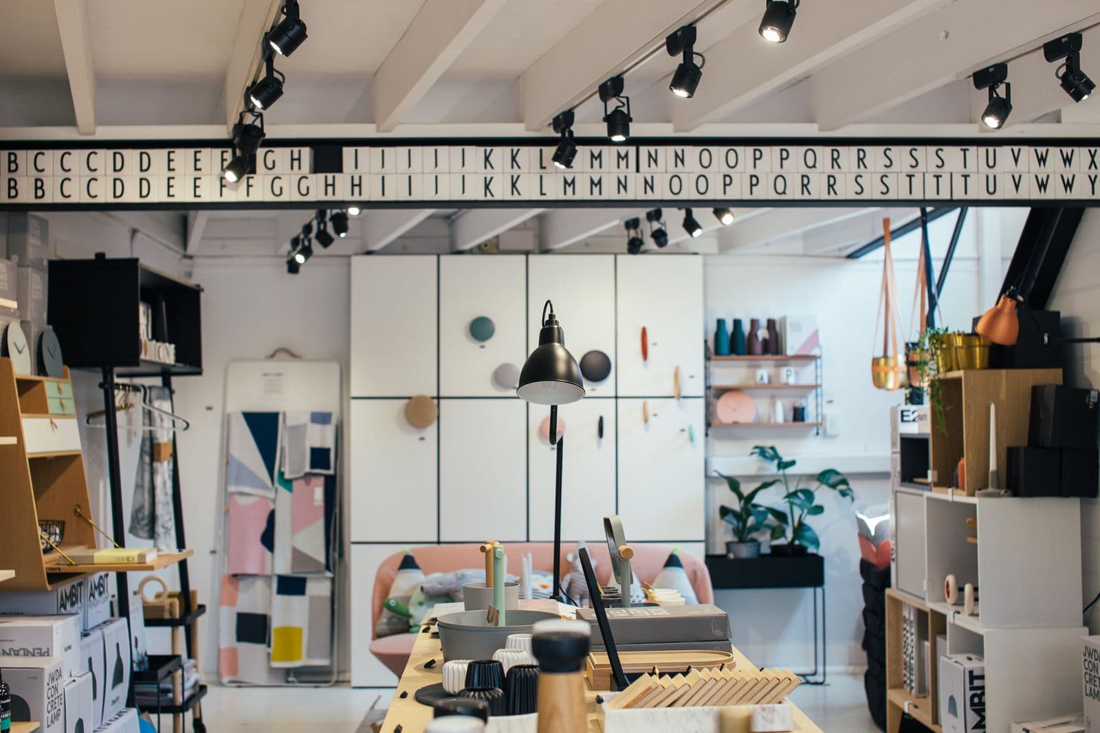 Retail display shelving and casework