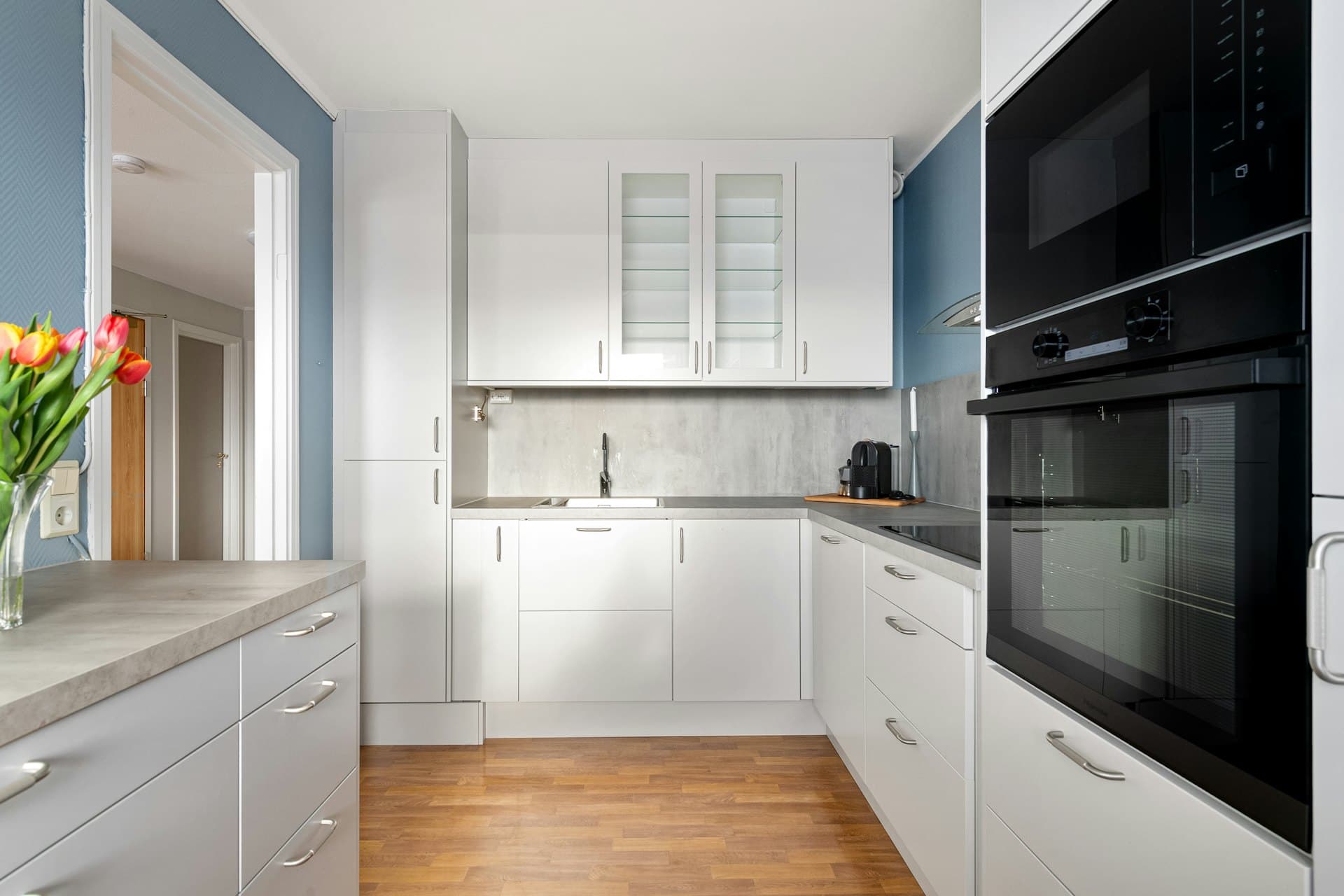 White shaker kitchen cabinets